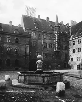 Veste: The Alter Hof with fountain in Munich, around 1900