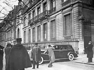 Collapse: The ambassador of the Spanish Republic leaves
