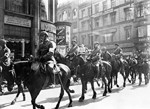 Paramedic: Ambulance colony on their way to the front, 1914