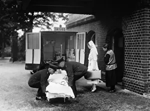 Transporter: Ambulance service in front of a hospital in Berlin, 1931
