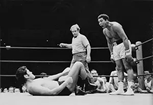 Nippon: The American boxer Muhammad Ali in the battle against