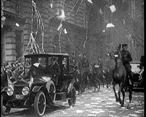 Tickertape: American Crowds Gathering To Watch Vehicles