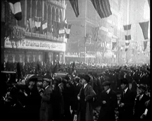 Tickertape: American Crowds Gathering To Watch Vehicles