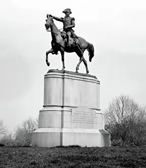Tricorne: The American Revolution. An equestrian statue ?