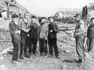 Nordhausen: American soldier with prisoners in the concentration camp in