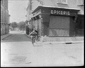 Chartres: American Soldiers Advancing Through Chartres