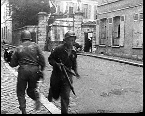Chartres: American Soldiers Advancing Through Chartres