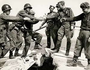 Torgau: American soldiers shake hands w. Russians River Elbe, 1945 W