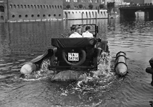 Spree: Amphibious car in the river Spree, 1931