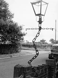 Lamposts: AMUSING CHAIN LAMPOST