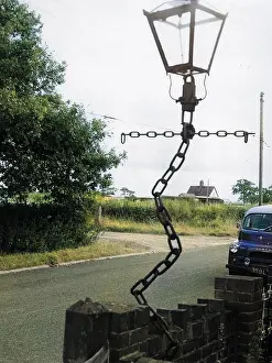 Lamposts: AMUSING CHAIN LAMPOST
