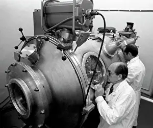 Vacuum: Analysis of lunar soil, 1976