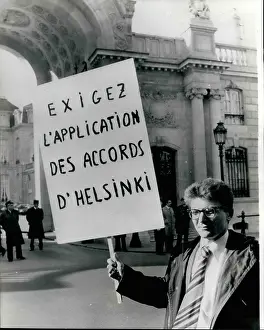 Estaing: Andrei Amalrik with placard outside Elysee Palace, Paris