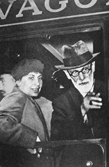 Sigmund: Anna Freud with her father Sigmund Freud in Paris, 1938