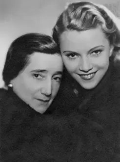 Suzanne: Annabella with her mother, 1935