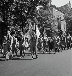 Cheering: Anniversary Day parade of the Sunday school