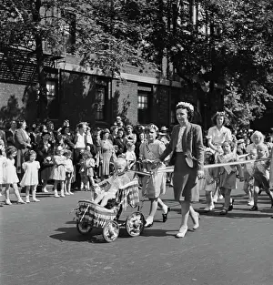 Cheering: Anniversary Day parade of the Sunday school
