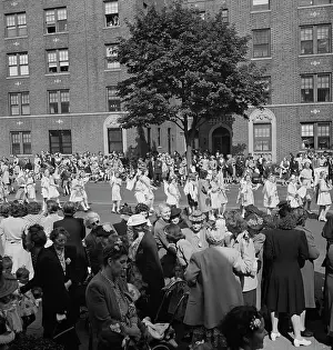Cheering: Anniversary Day parade of the Sunday school