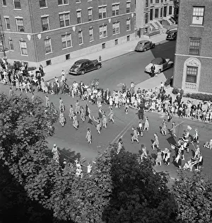 Cheering: Anniversary Day parade of the Sunday school