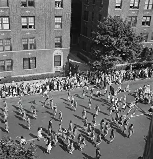 Cheering: Anniversary Day parade of the Sunday school