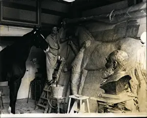 Hurst: Anthony Gray, sculptor, with live horse model