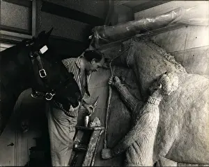 Hurst: Anthony Gray, sculptor, with live horse model
