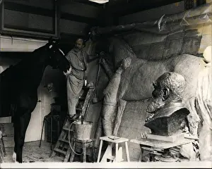 Hurst: Anthony Gray, sculptor, with live horse model