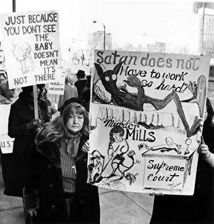 Abortion: Anti-abortion demonstrators march outside ?