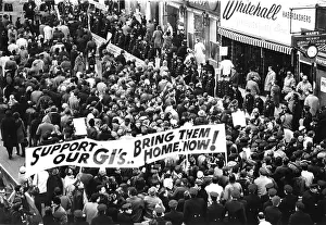 Mra18: Anti-war demonstrators outside an army induction ?