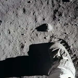 Spacesuits: Apollo 11 astronaut boot and boot print ?