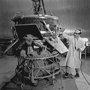 Specialist: Apollo and Soyuz spaceships last docking test, 1974