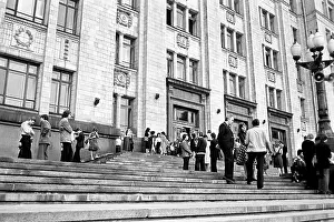 Crowding: Applicants before entrance exams, 1977