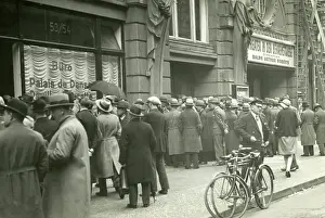 Managers: Applicants in front of the office of the newly