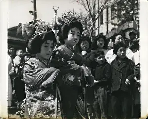 Eris: Apprentice Geishas in parade through Tokyo