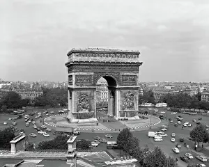 L Etoile: Arc De Triomphe in Center of Place De L'Etoile Champs E