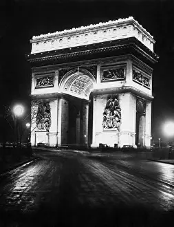 L Etoile: Arc de Triomphe de l'Etoile at night, 1928