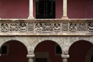 Domenec: Arches and guardrail of the first floor gallery