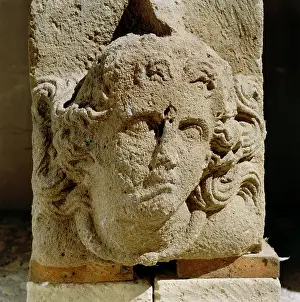 Tomba: Architectural element made of peperino