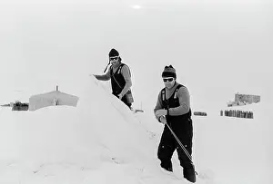 Parachute: Arctic skydiving expedition