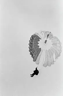 Parachute: Arctic skydiving expedition