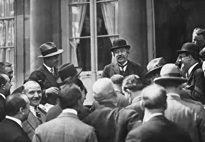 Tells: Aristide Briand jokes with journalists, 1926