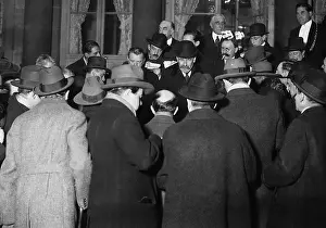 Conveys: Aristide Briand with journalists, 1925