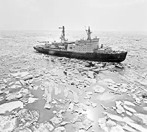 Escorting: Arktika nuclear-powered icebreaker, 1977