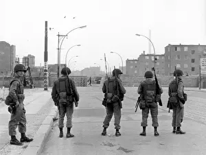 Moritzplatz: Armed units of the US Army at Berlin checkpoint