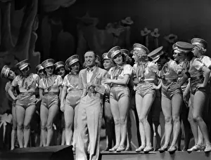Luna: Armin Munch with his ballet in Mrs. Luna, 1938