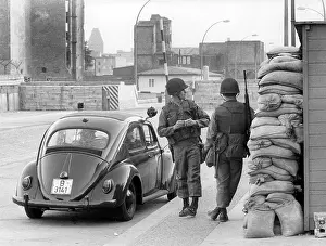 Moritzplatz: Armored units of the US Army at Berlin checkpoint