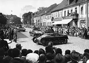 Populace: Armoured troops move into a new barracks, 1936