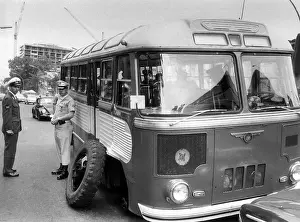 Axle: US Army helps Soviet soldiers after breakdown in West Berlin