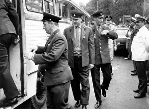 Axle: US Army helps Soviet soldiers after breakdown in West Berlin