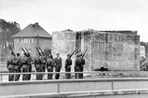Zehlendorf: US army observes the plinth of a Soviet tank monument